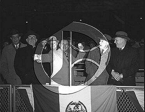 Mayor Wagner throws out 1st pitch at Yankee Stadium56N0227